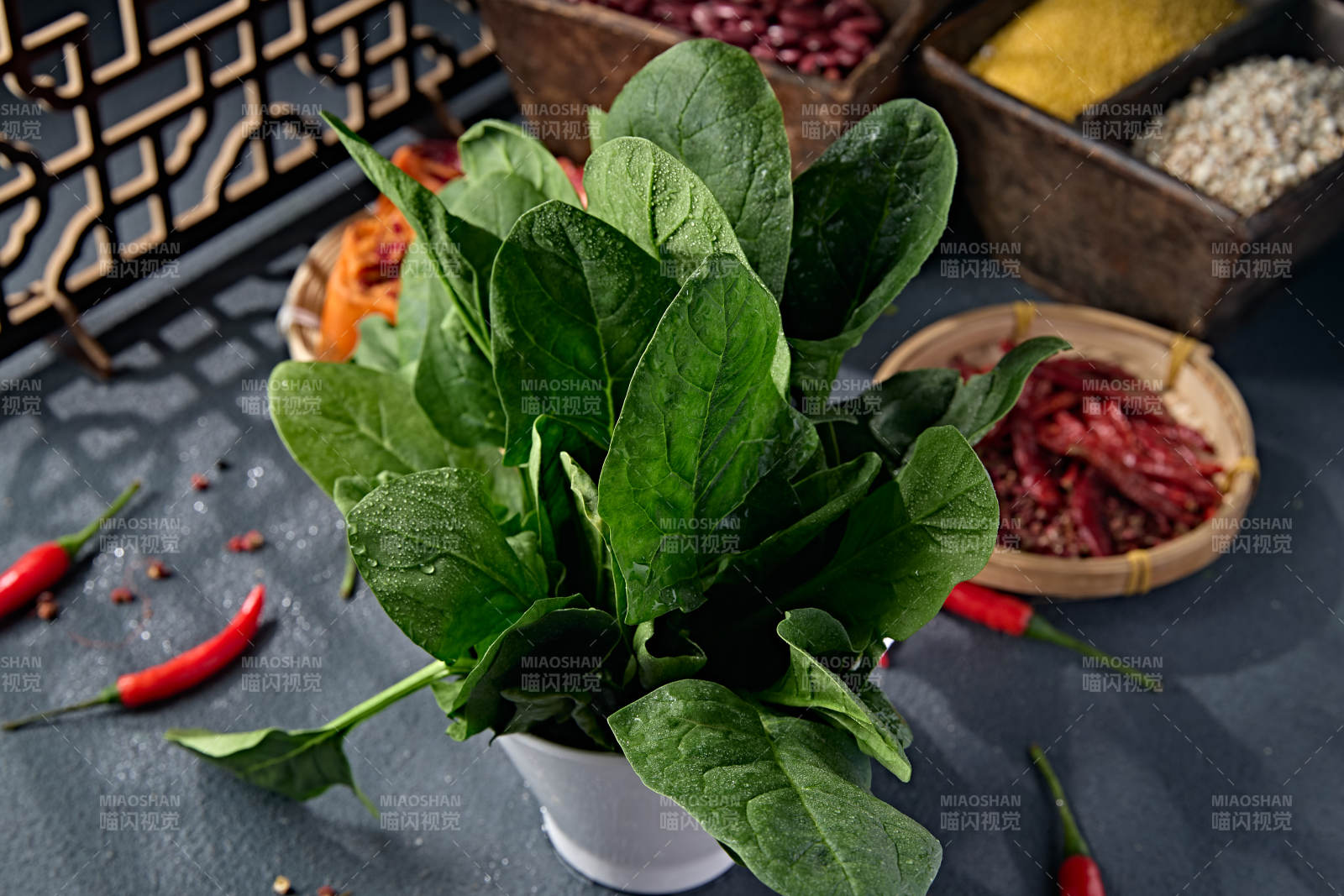 新鲜的火锅食材鲜嫩菠菜图片