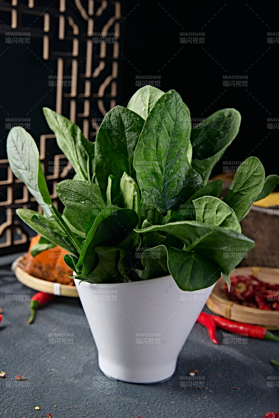 新鲜的火锅食材鲜嫩菠菜图片