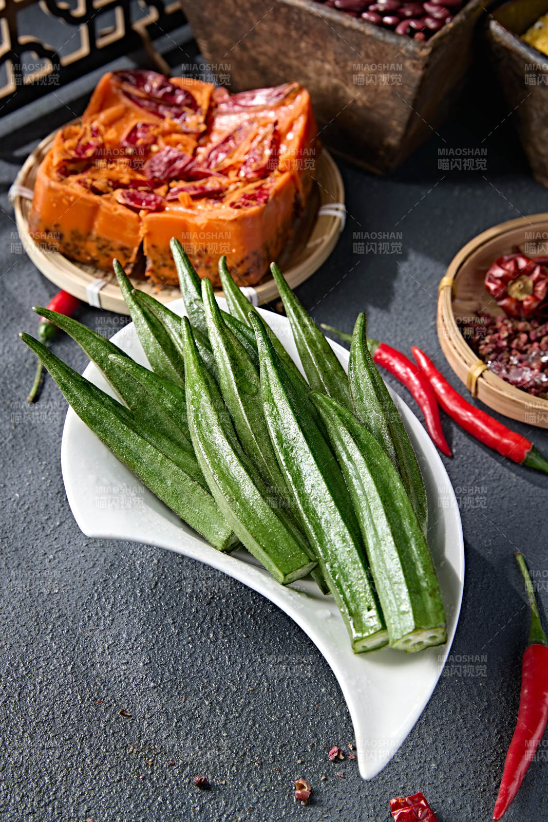 火锅打边炉食材鲜秋葵图片