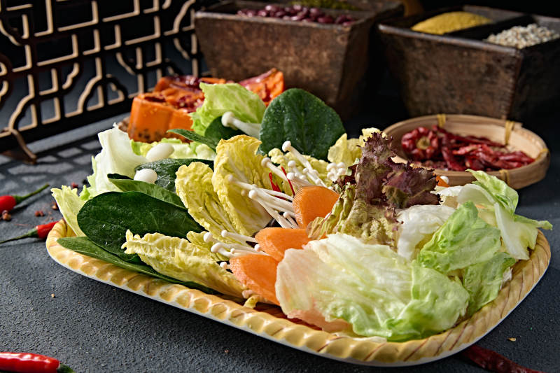 新鲜的火锅食材蔬菜拼盘图片