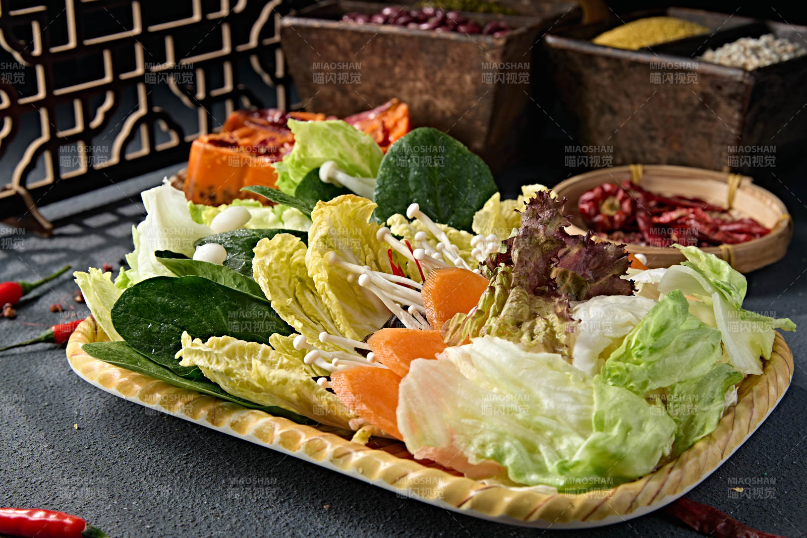 新鲜的火锅食材蔬菜拼盘图片