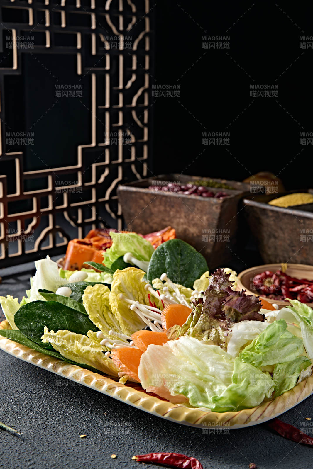 新鲜的火锅食材蔬菜拼盘图片