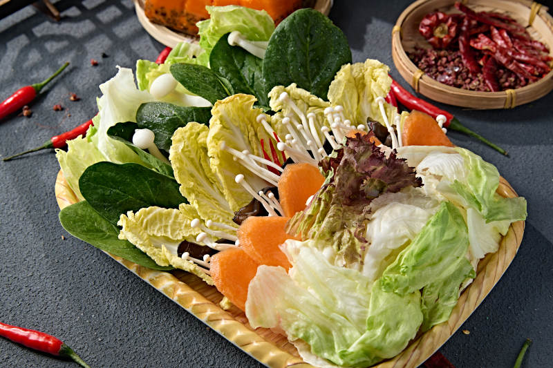 新鲜的火锅食材蔬菜拼盘图片