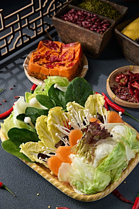 新鲜的火锅食材蔬菜拼盘图片