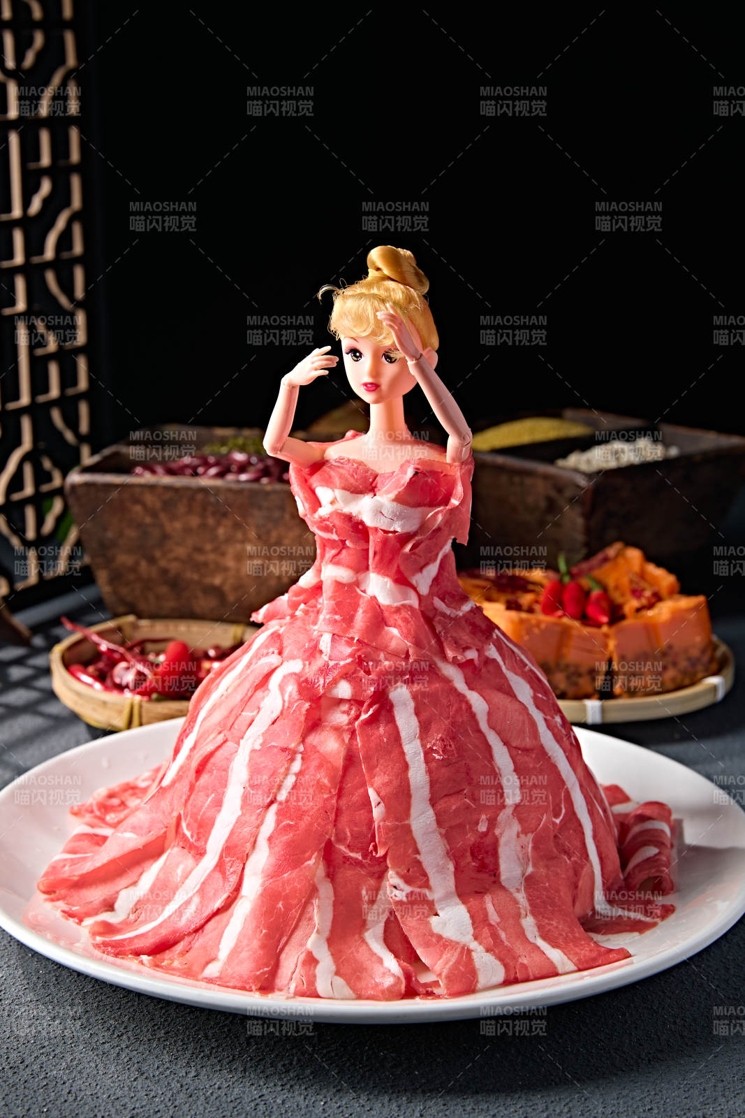 创意摆盘的顶级肥牛切片图片