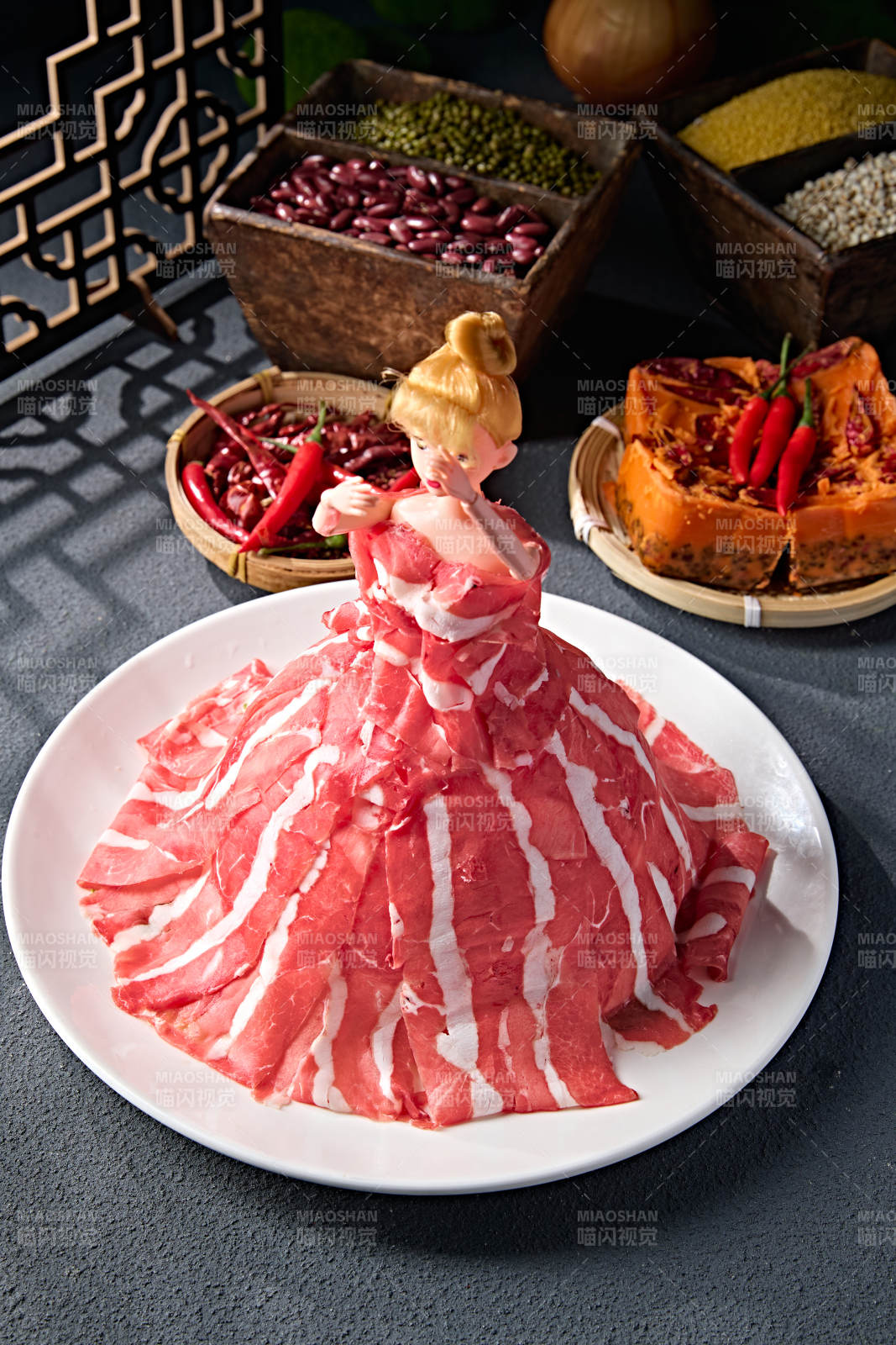 创意摆盘的顶级肥牛切片图片