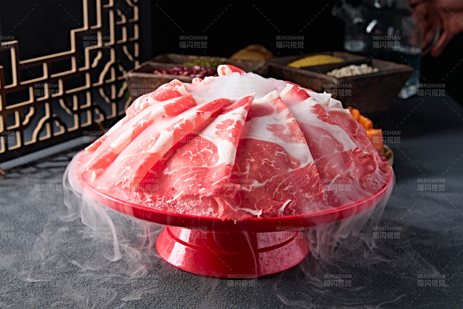 创意摆盘的顶级肥牛切片图片