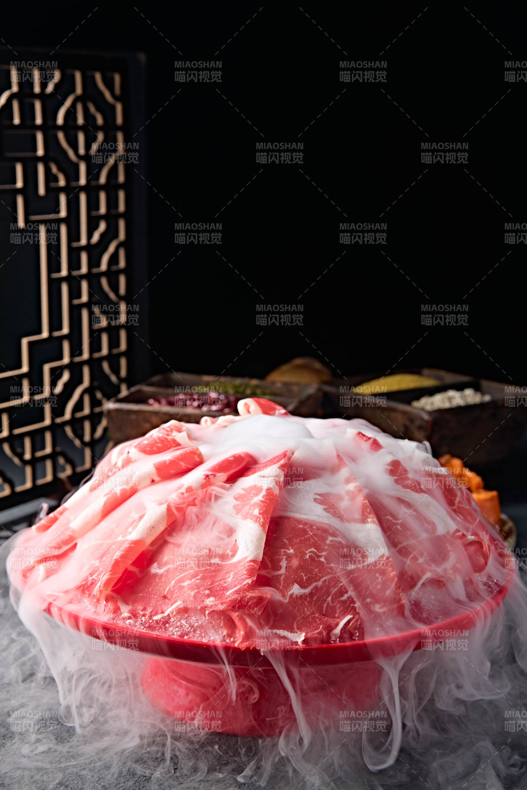 创意摆盘的顶级肥牛切片图片