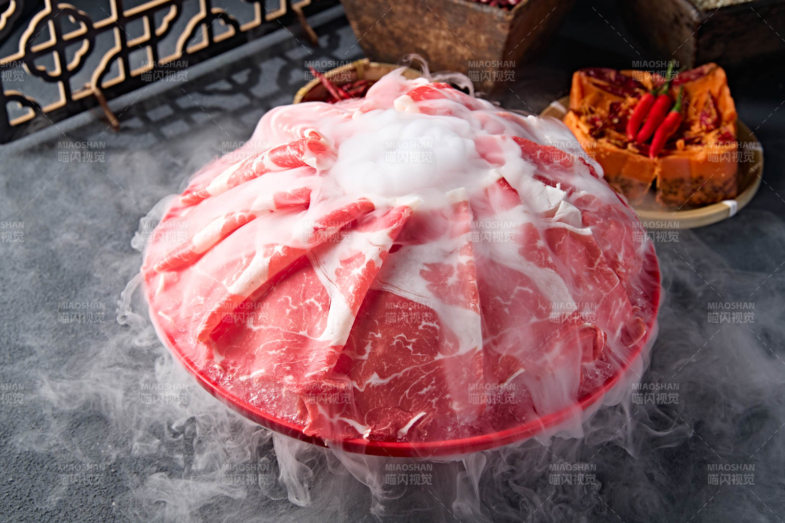 创意摆盘的顶级肥牛切片图片