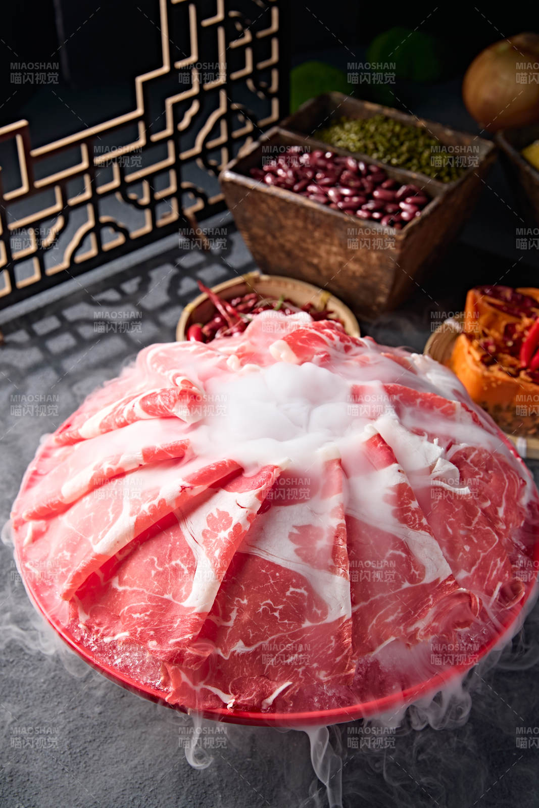 创意摆盘的顶级肥牛切片图片