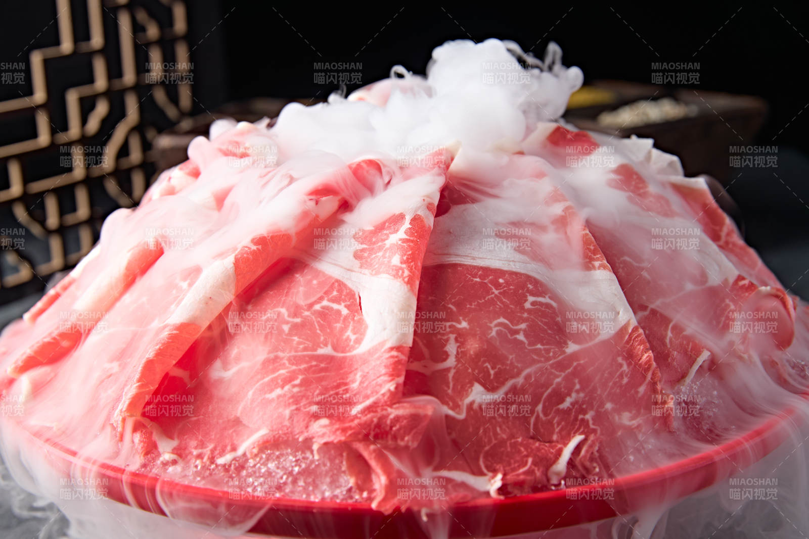 创意摆盘的顶级肥牛切片图片