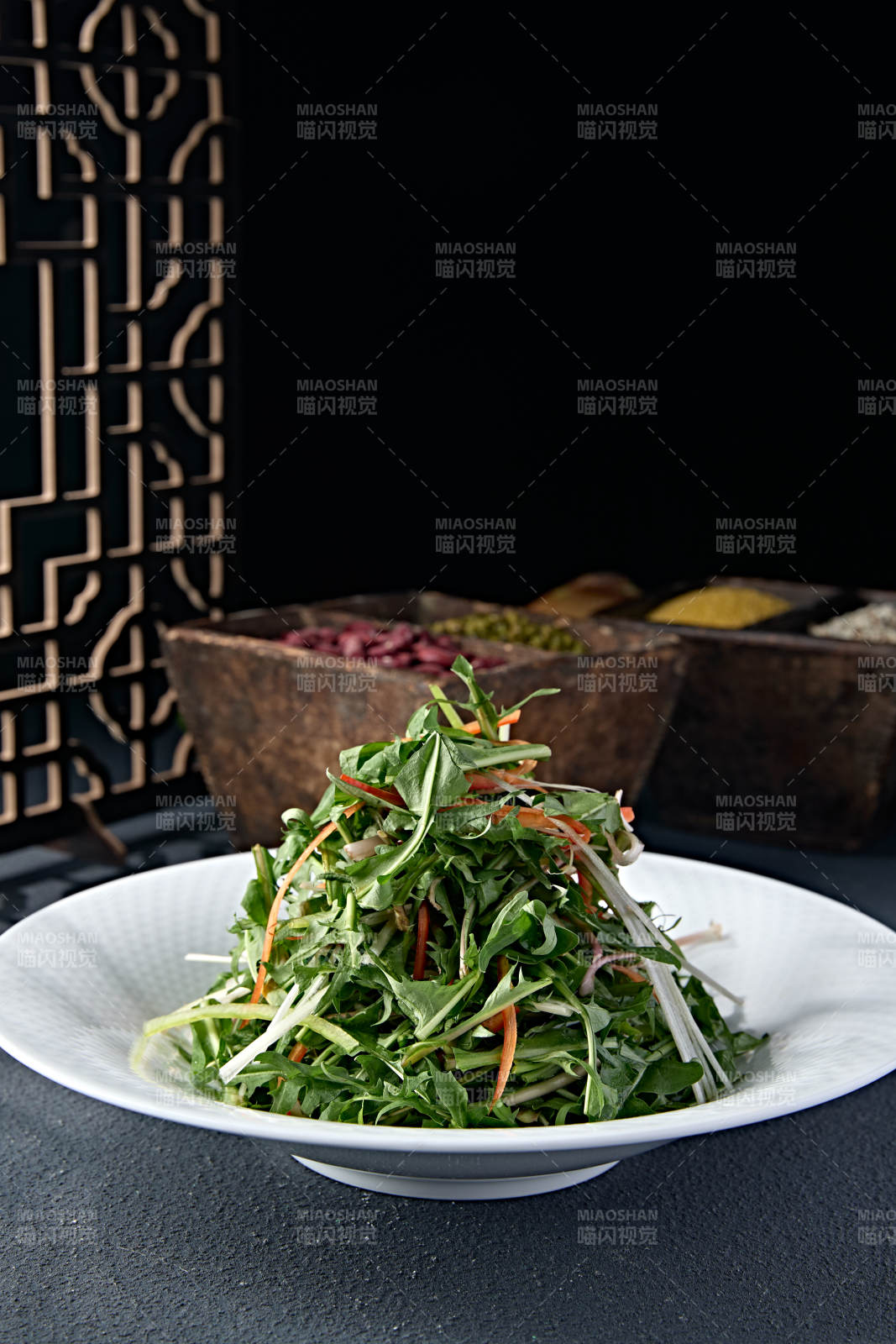 彩椒丝洋葱丝炝拌手撕苦菊图片