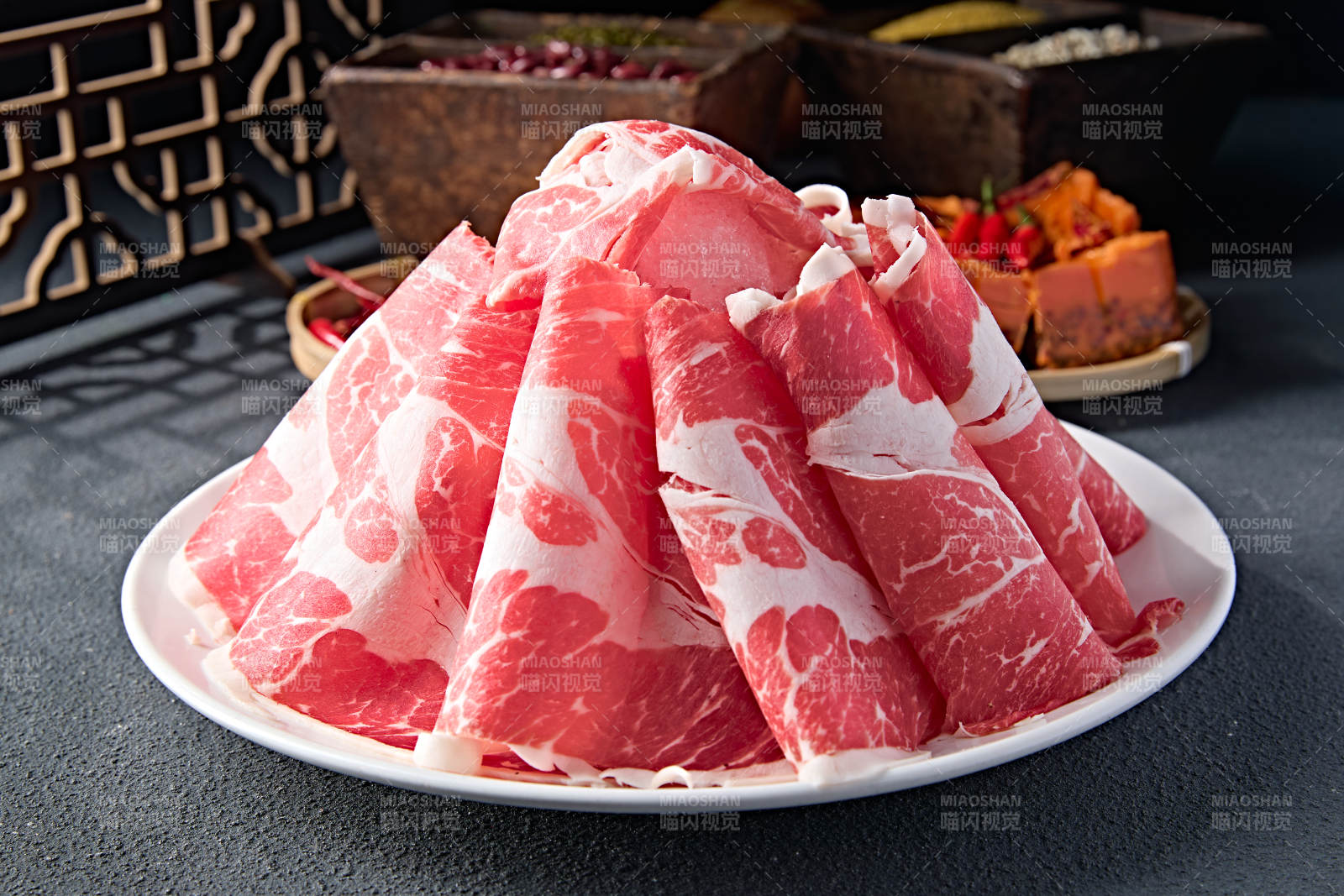 创意摆盘的顶级肥牛切片图片