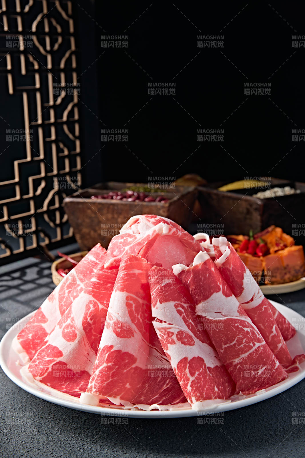 创意摆盘的顶级肥牛切片图片