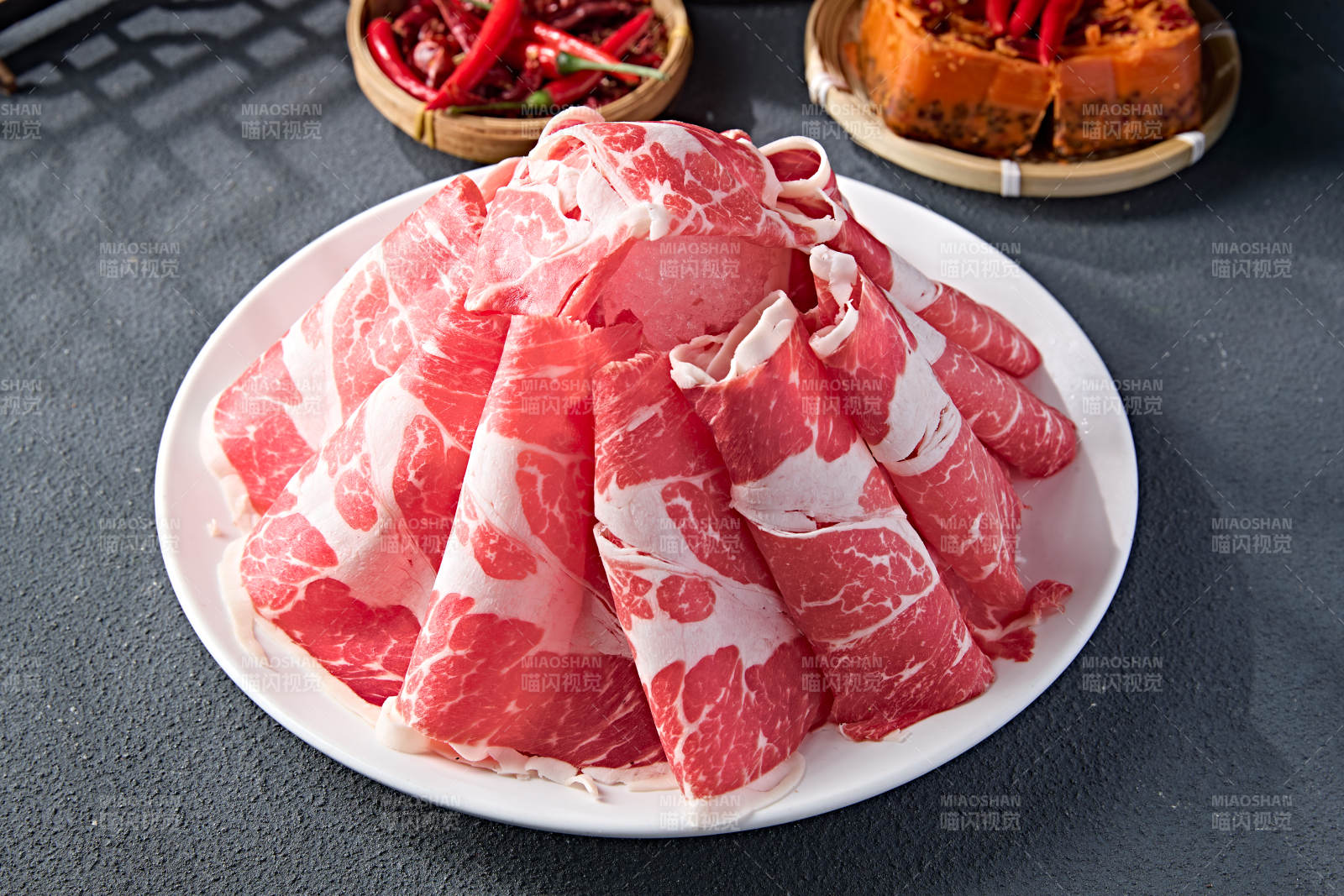 创意摆盘的顶级肥牛切片图片