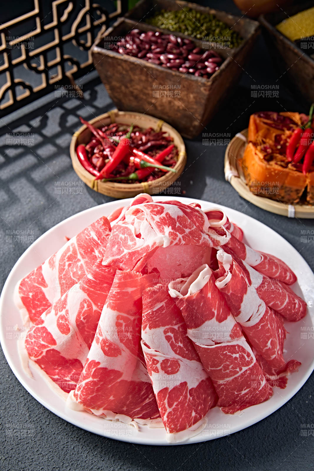 创意摆盘的顶级肥牛切片图片
