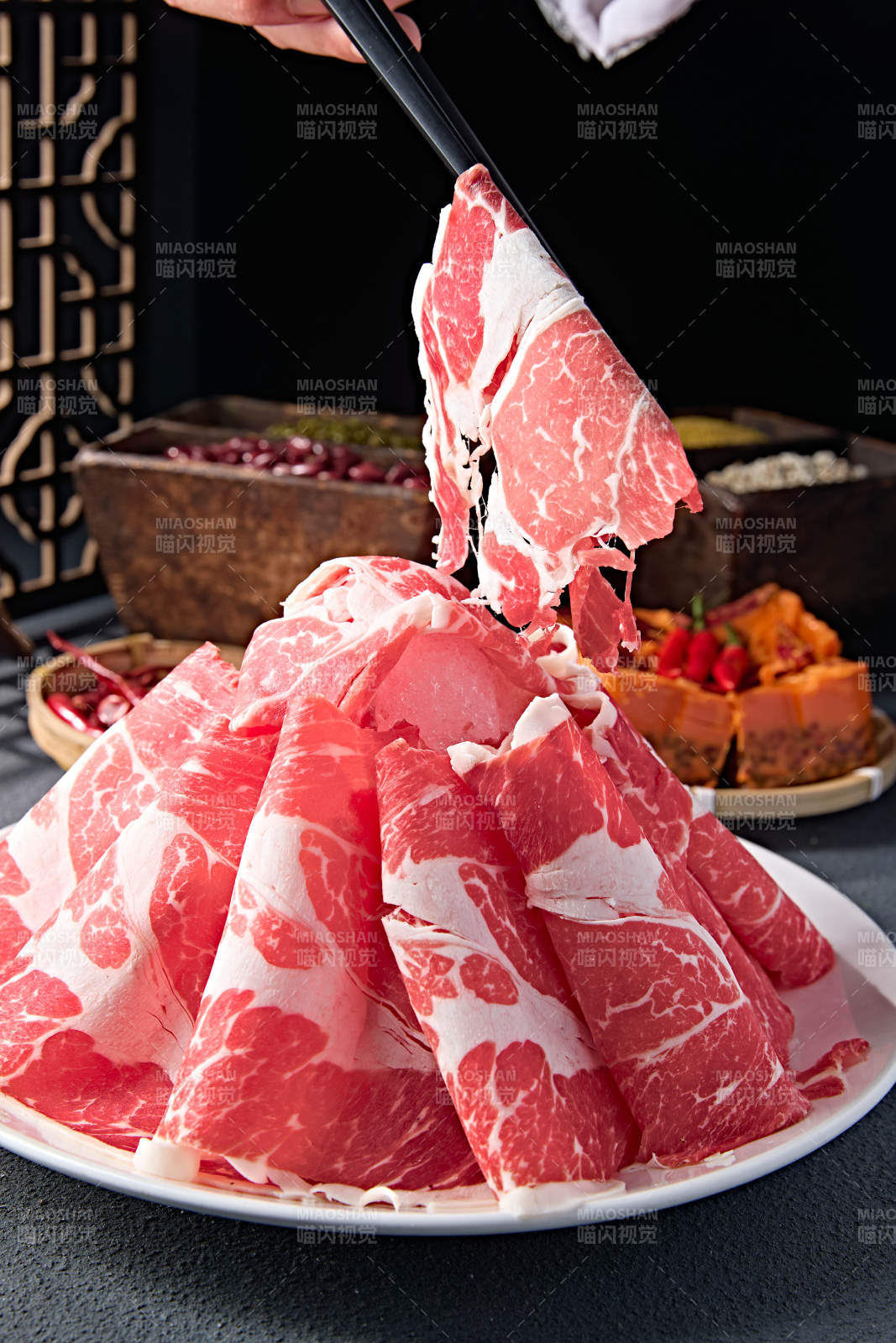 创意摆盘的顶级肥牛切片图片