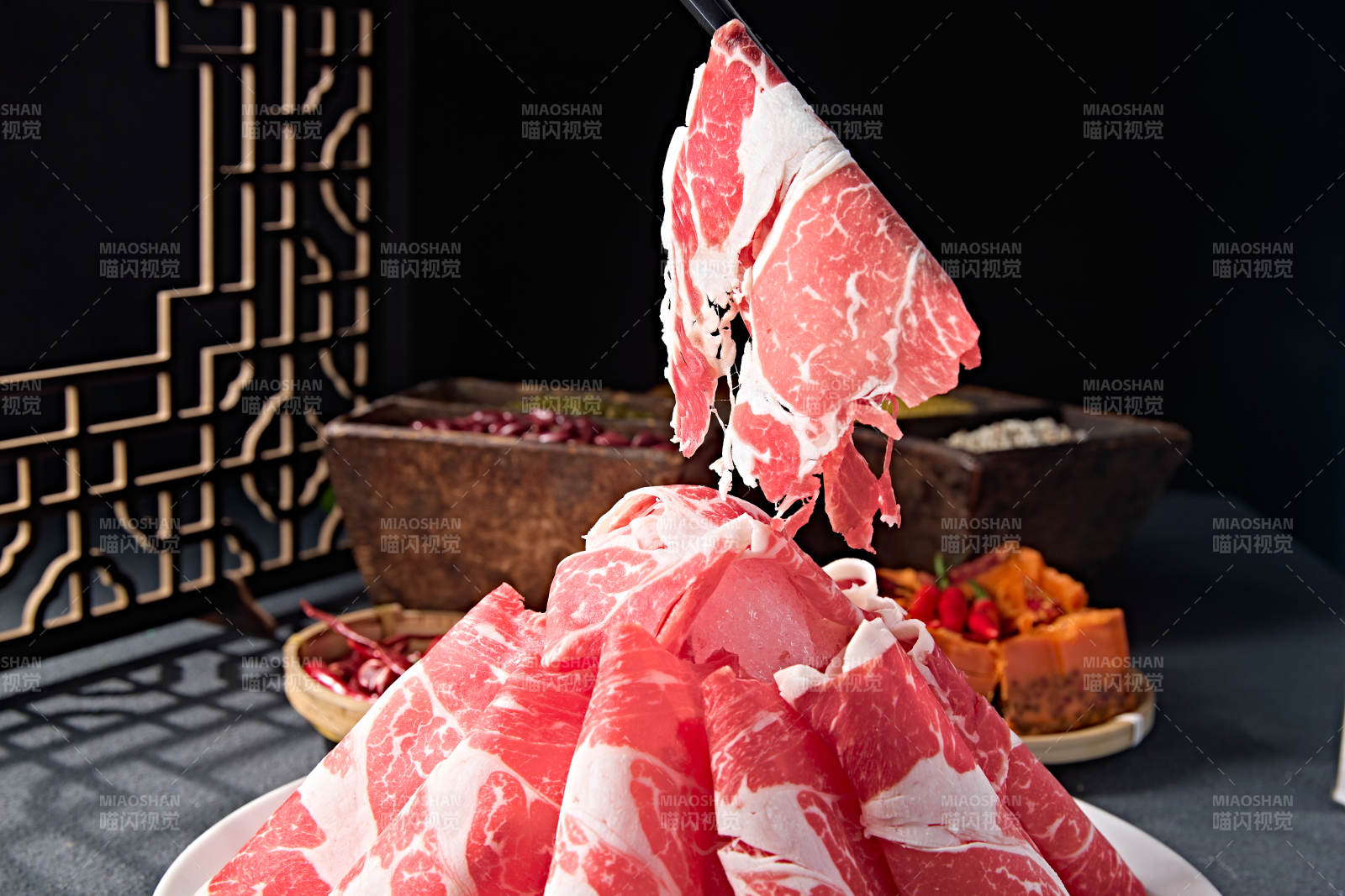 创意摆盘的顶级肥牛切片图片