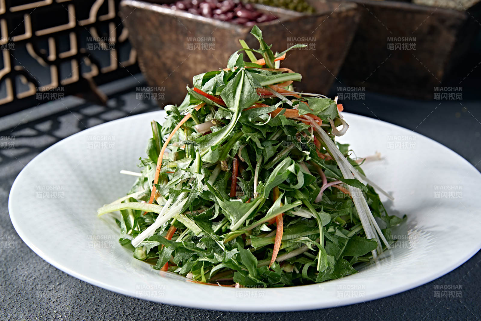 彩椒丝洋葱丝炝拌手撕苦菊图片