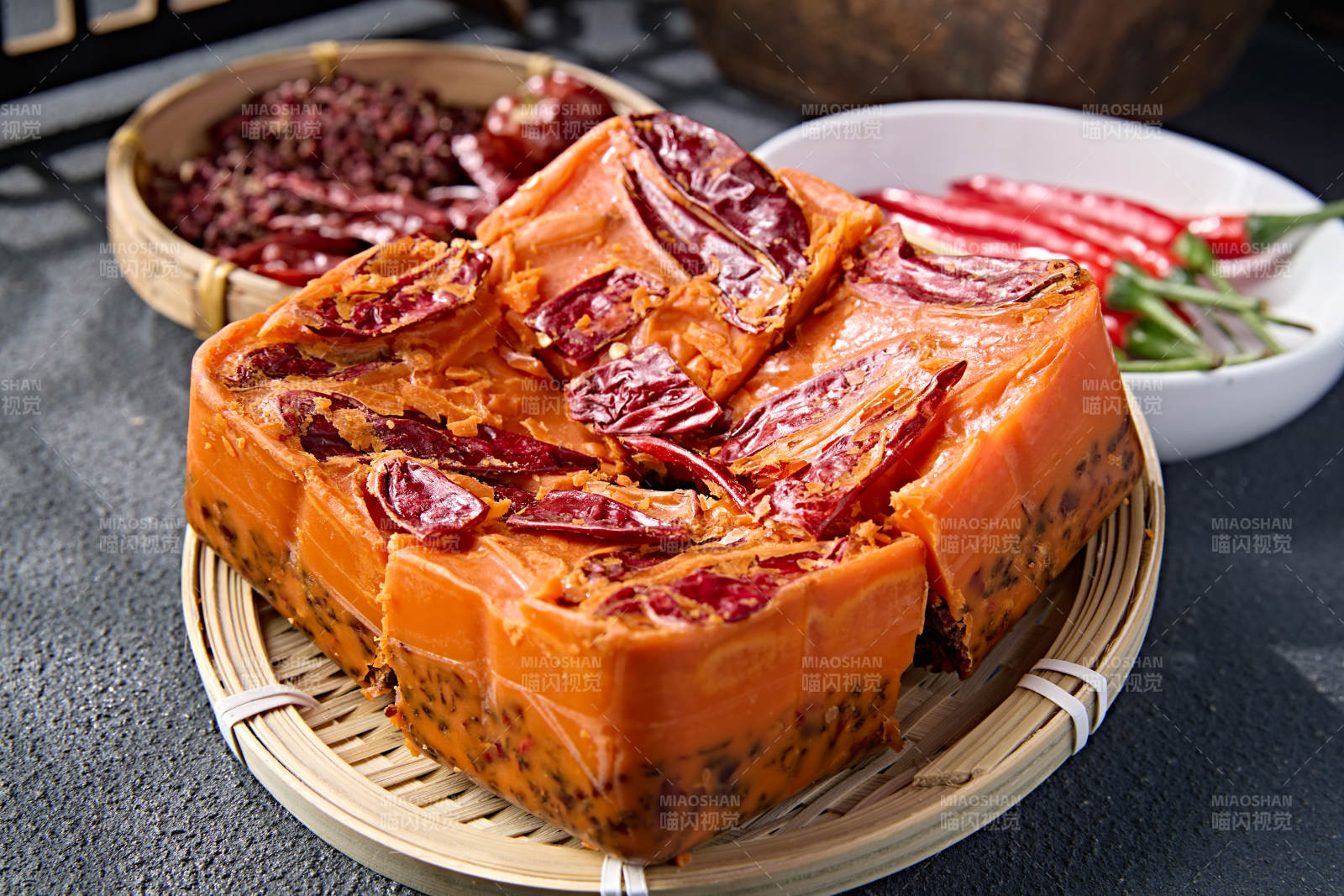 重庆传统香辣块状牛油火锅底料图片