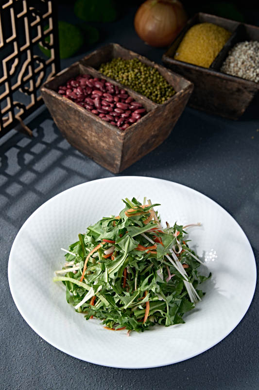 彩椒丝洋葱丝炝拌手撕苦菊图片