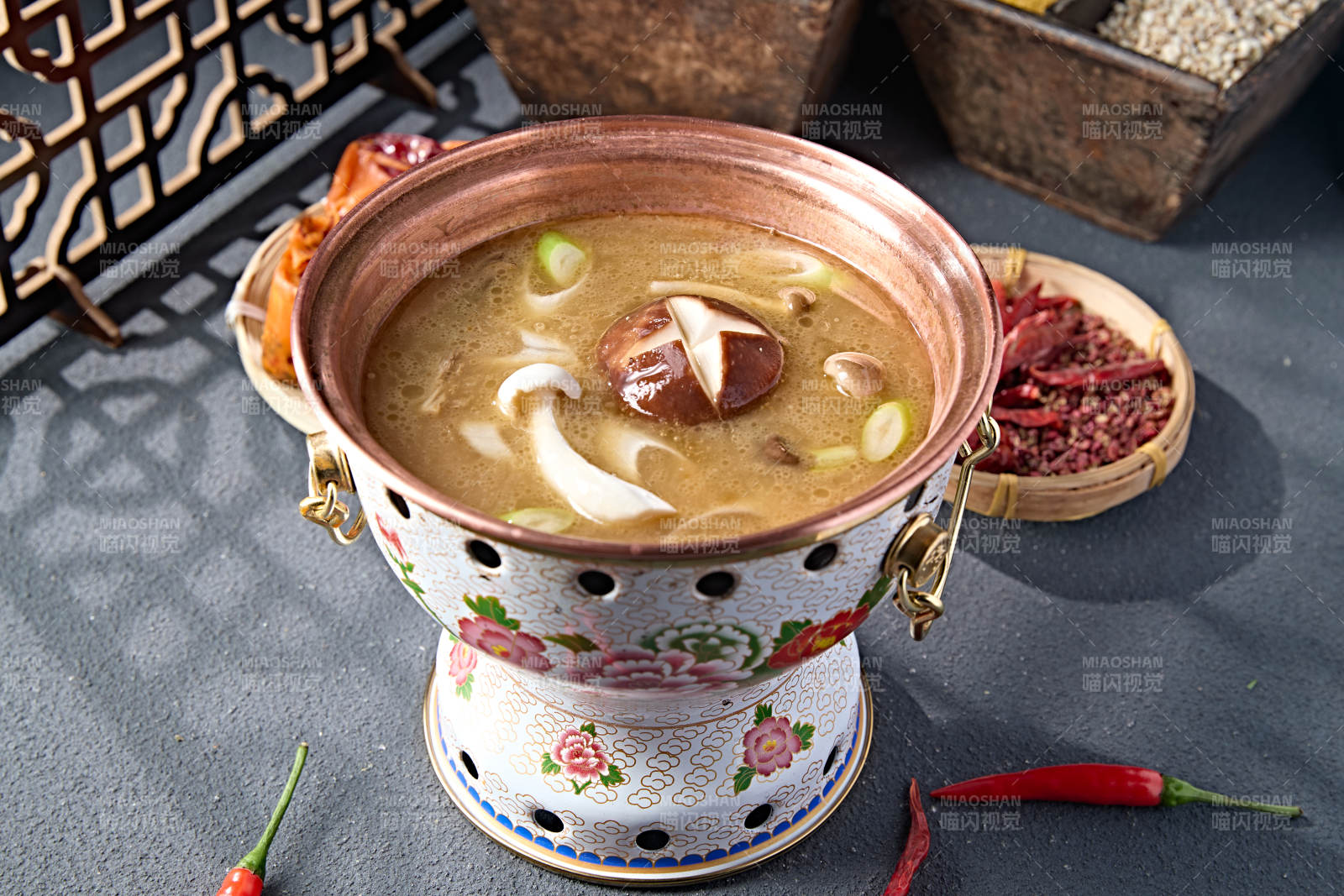 景泰蓝小火锅山珍菌汤锅底图片