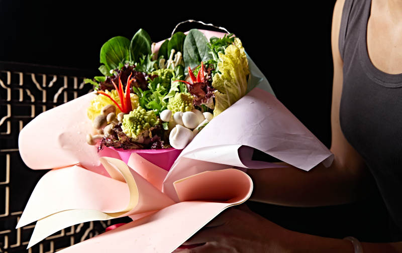 花束状新鲜的火锅食材蔬菜拼盘图片