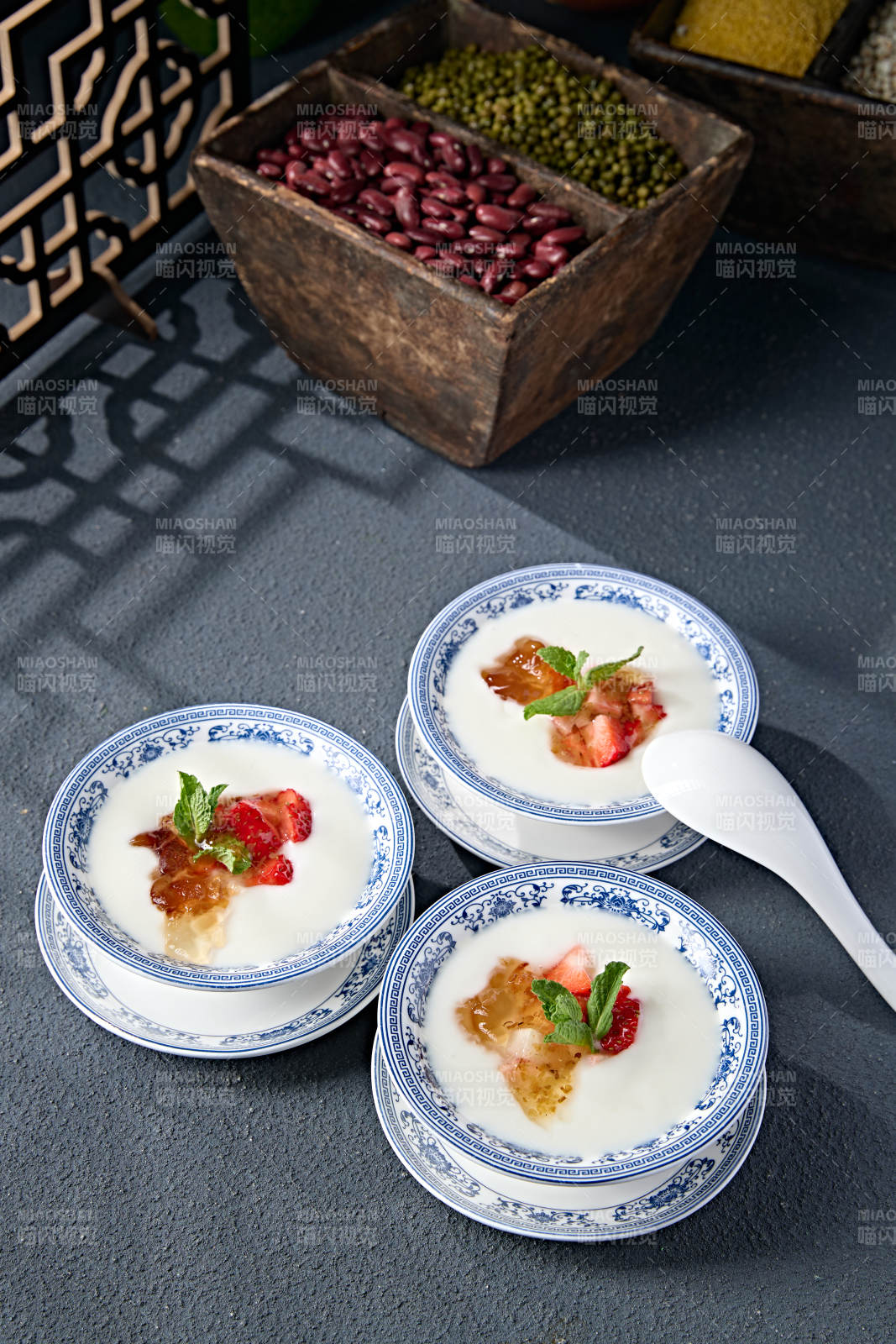 自制桃胶果粒纯酿老酸奶图片