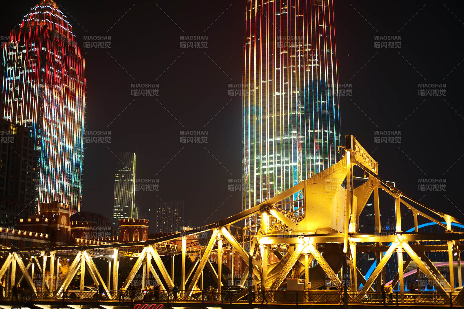 天津—夜景城市灯光璀璨图片