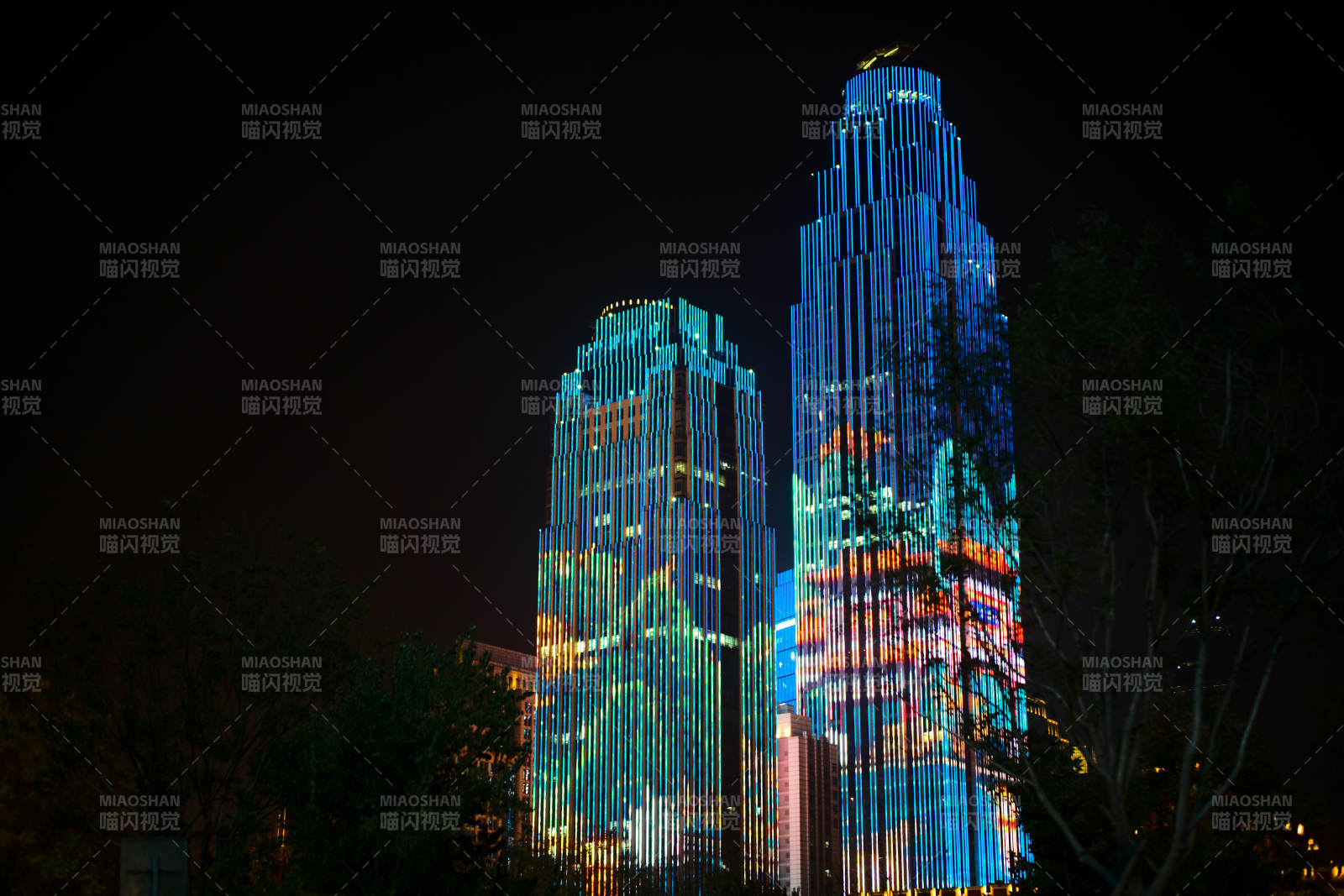 天津—夜幕下的双塔光影图片