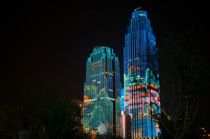 天津—夜幕下的双塔光影图片