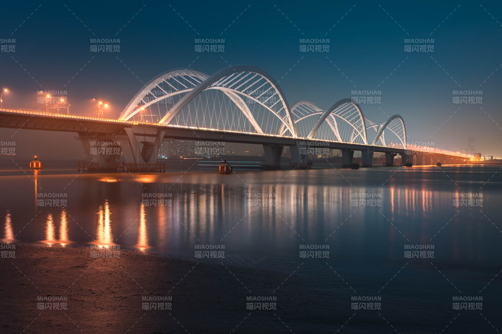 杭州钱塘江九堡大桥 夜桥映水光图片