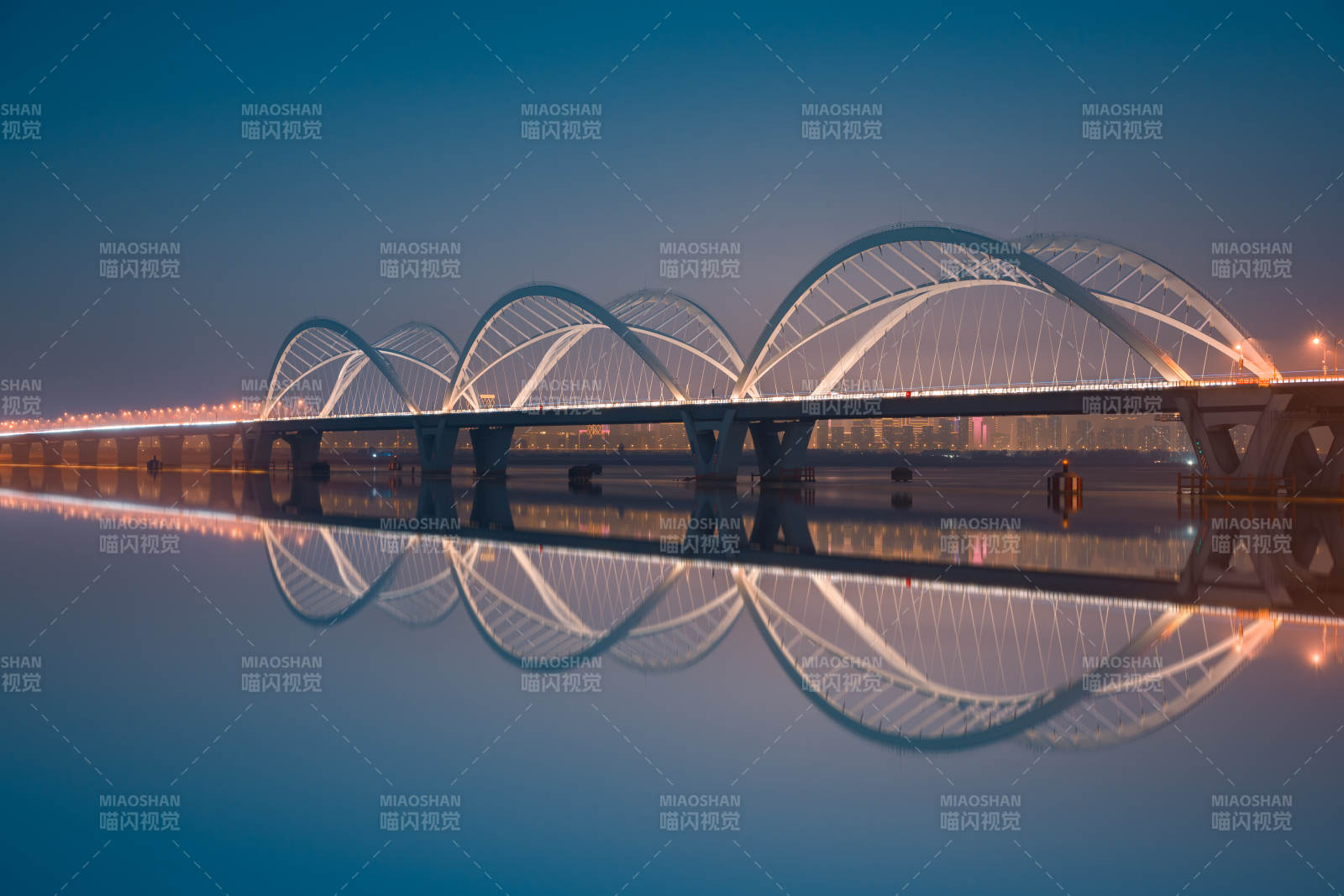 杭州钱塘江九堡大桥 影如诗夜景图片