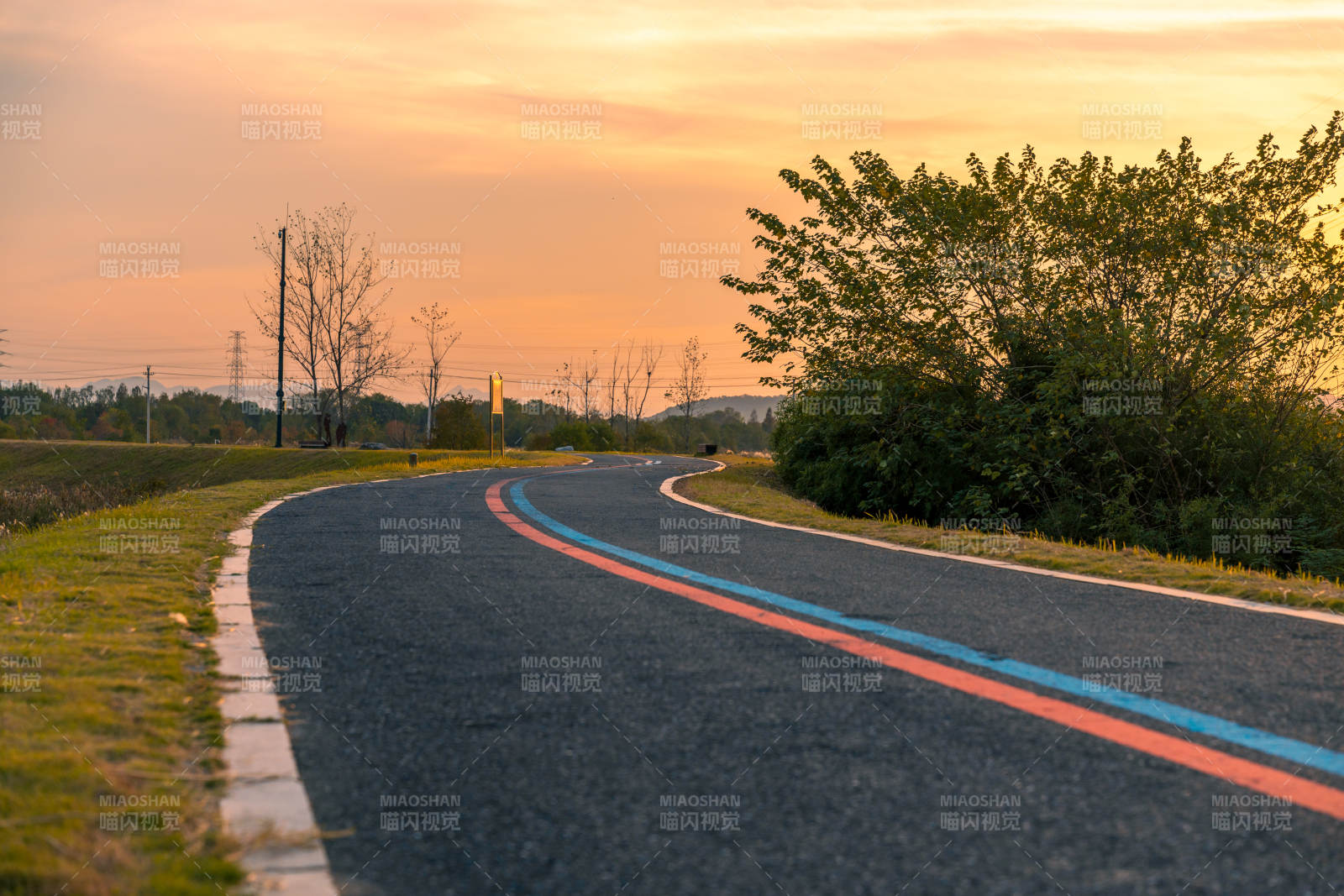 夕阳下的蜿蜒公路图片