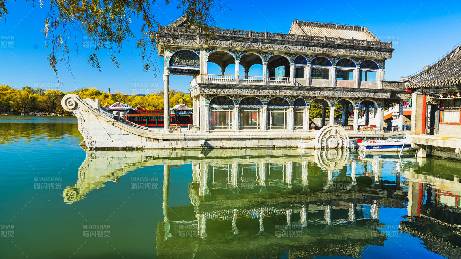 颐和园石坊倒影图片