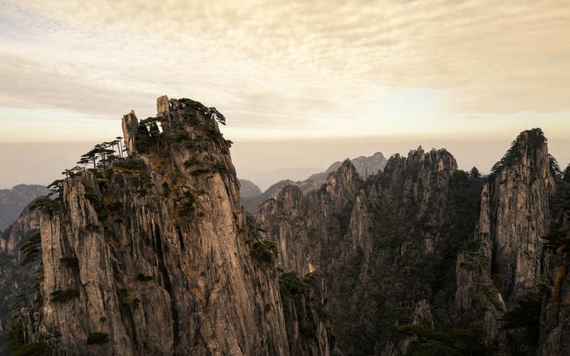 奇峰耸立云海间图片