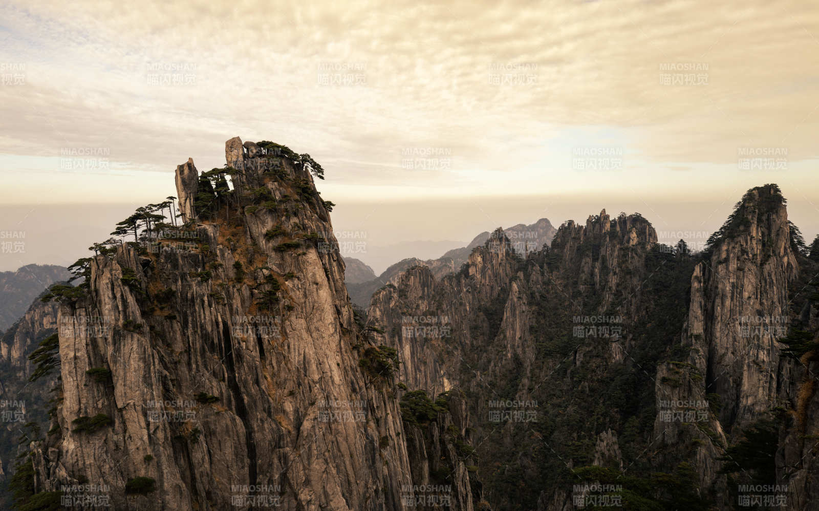 奇峰耸立云海间图片
