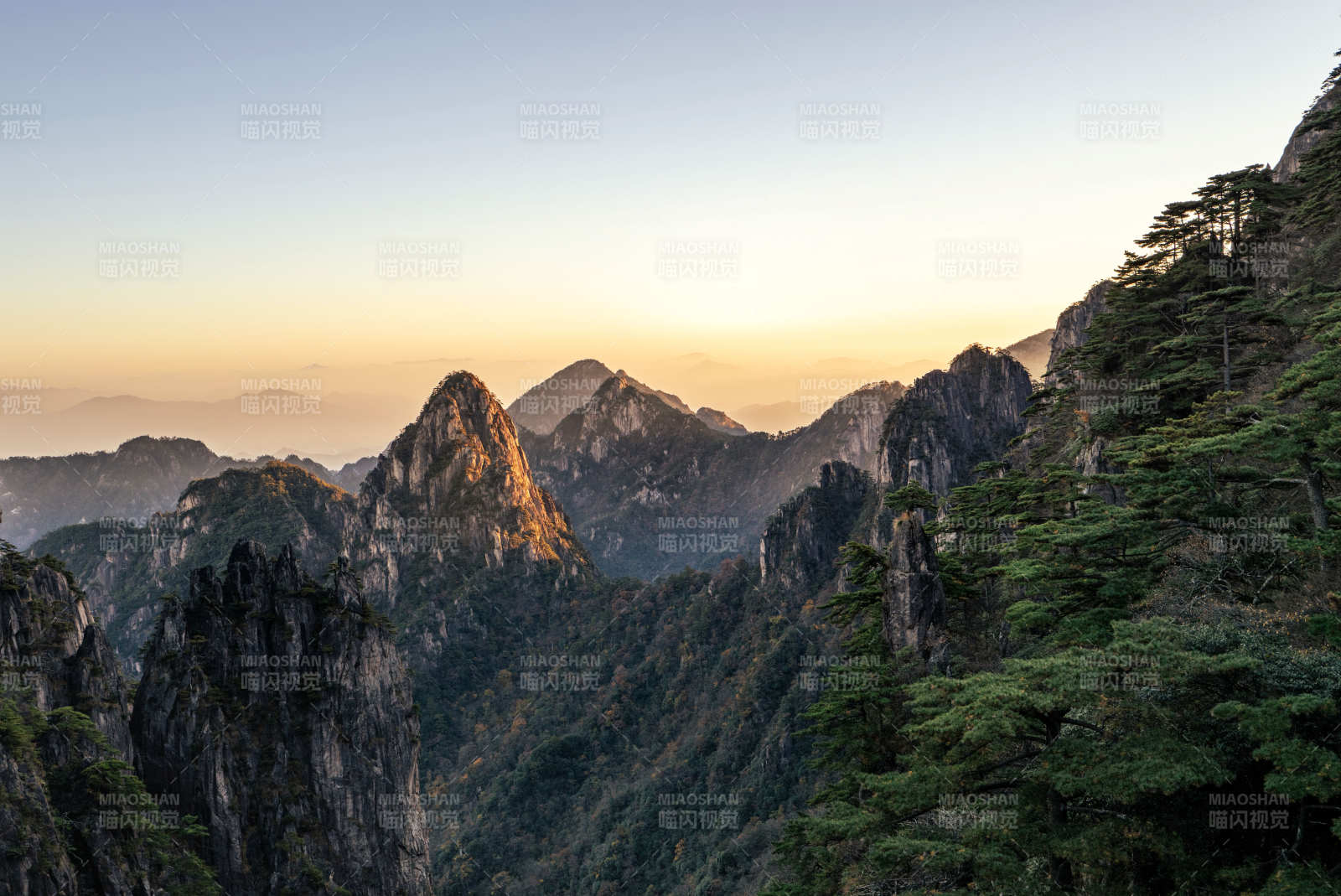 山峦叠翠 日出东方图片