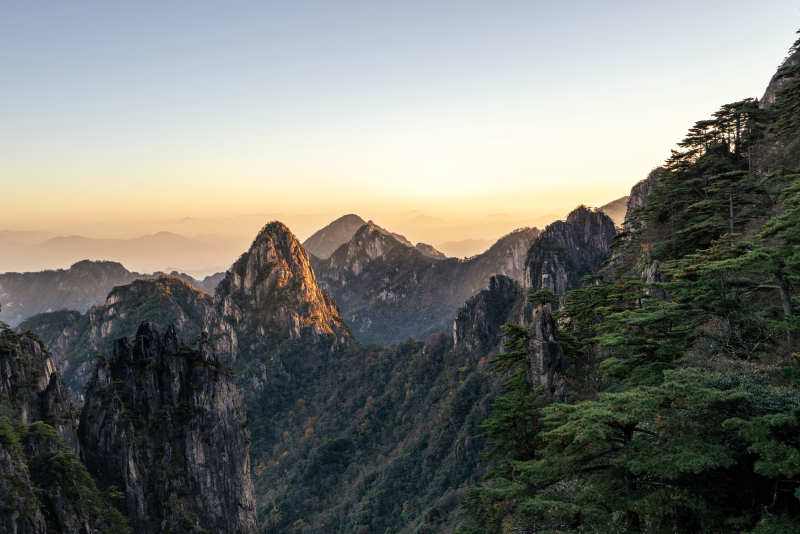 山峦叠翠 日出东方图片