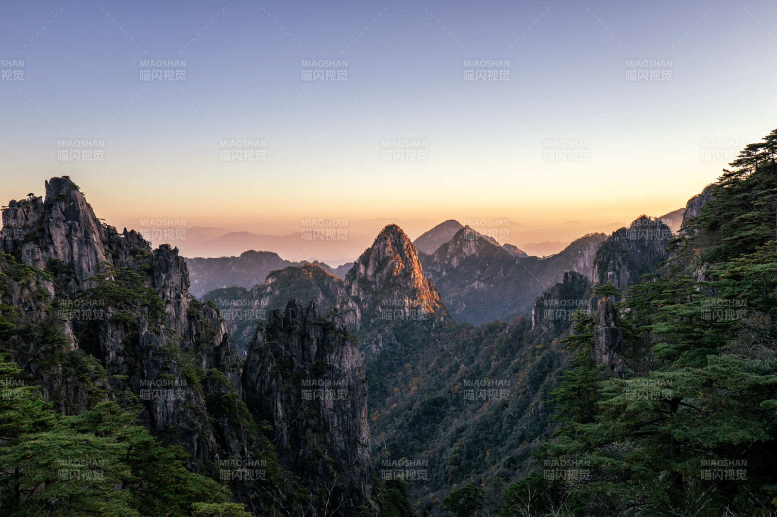 山峦叠翠映晨曦图片