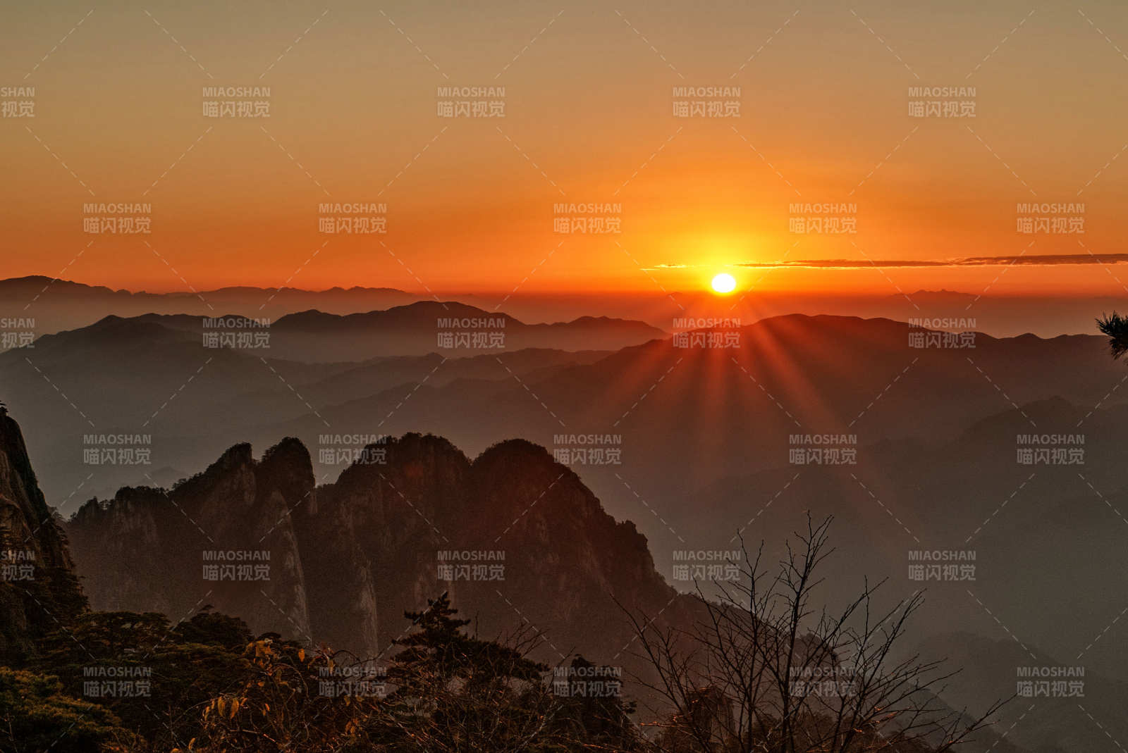 日出山峦间图片