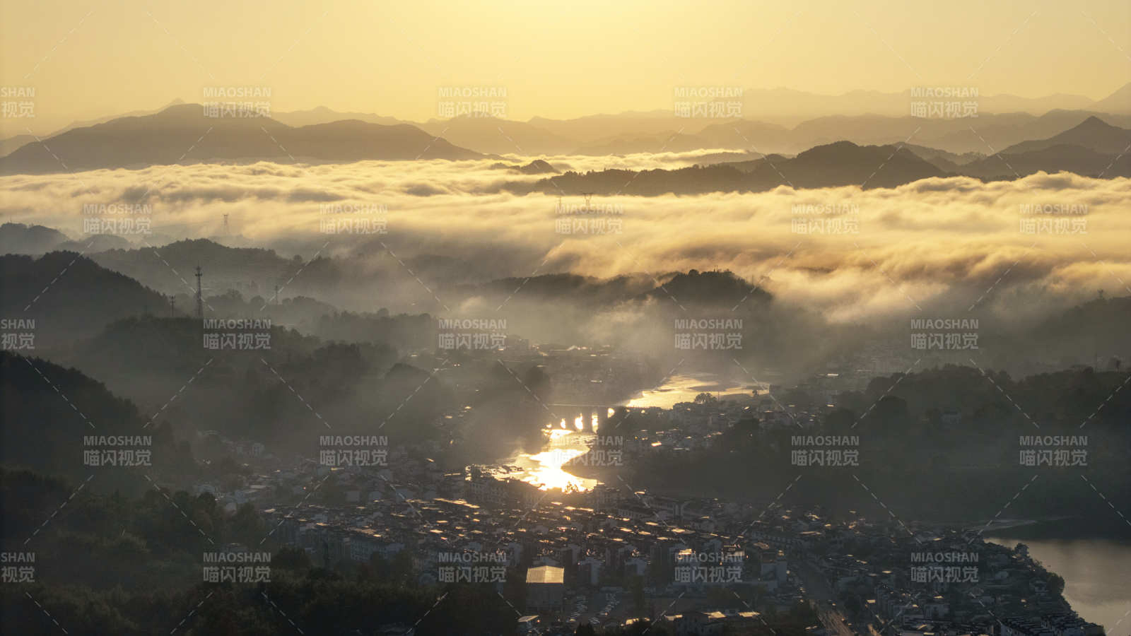 云海晨曦小镇图片