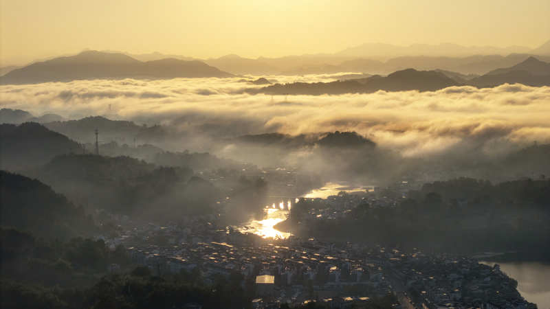 云海晨曦小镇图片