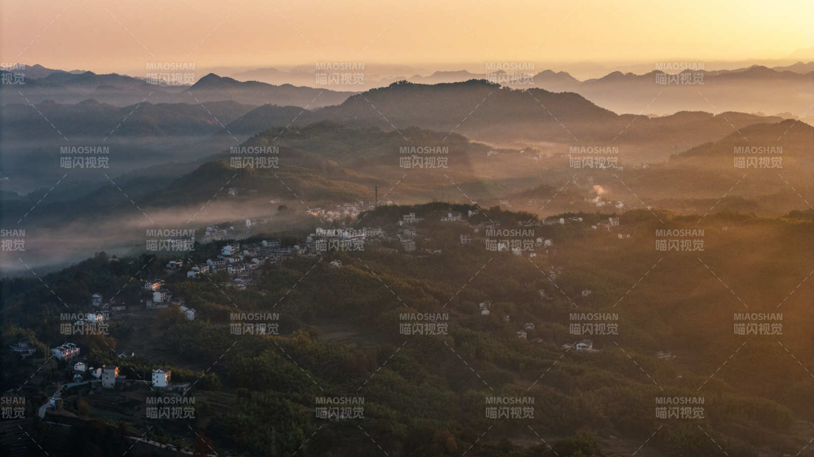 晨雾山乡美景图片