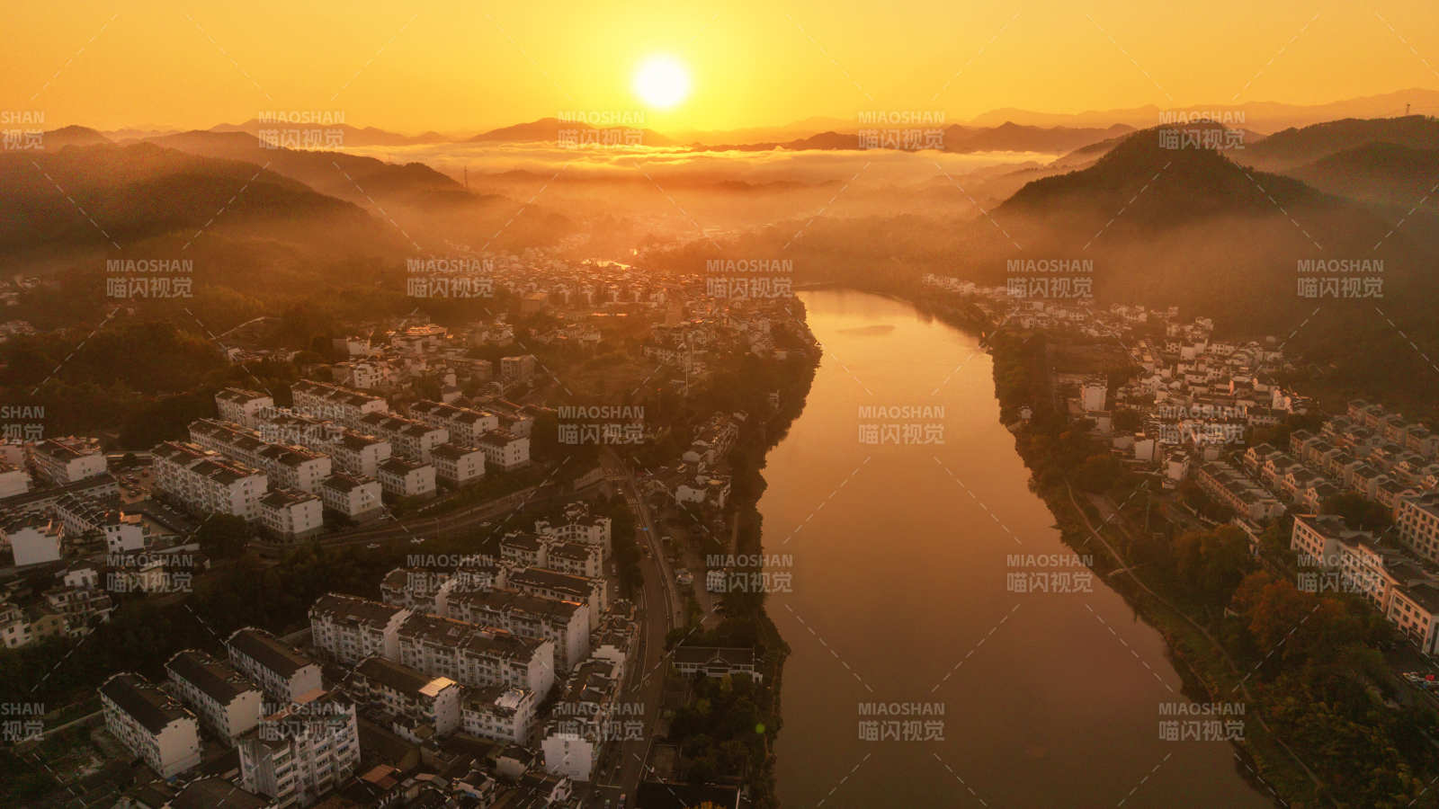 晨曦中的城市河景图片