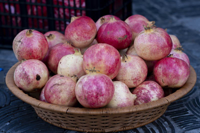 新鲜石榴满篮图片