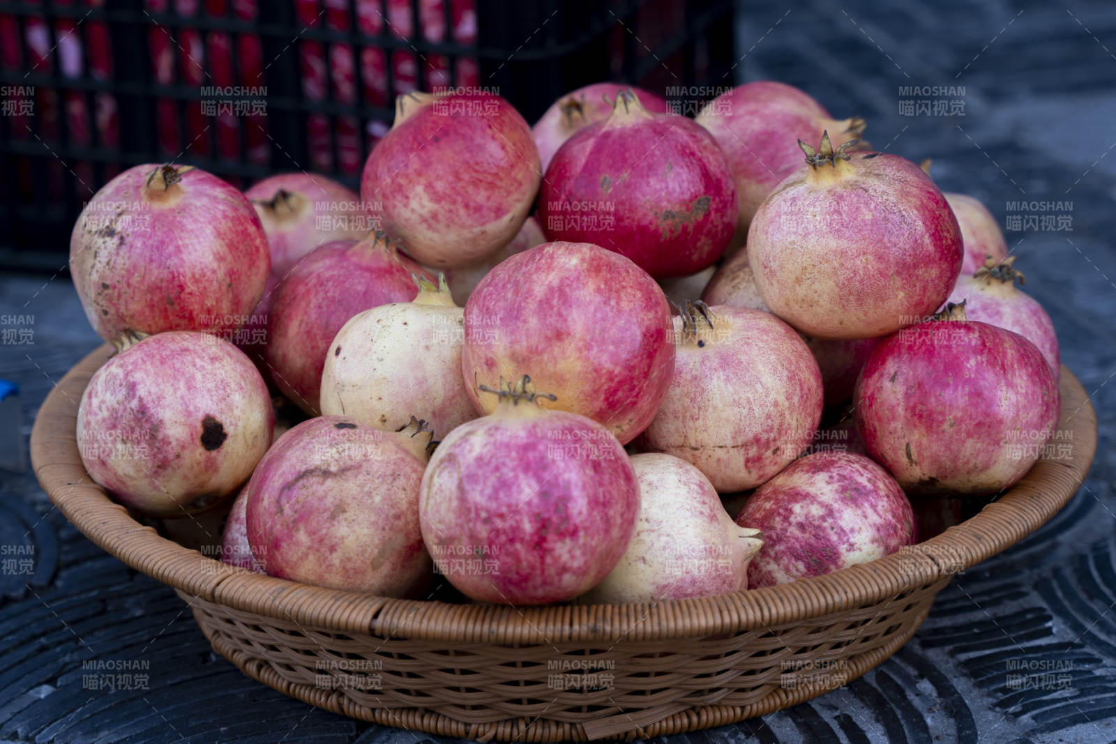 新鲜石榴满篮图片