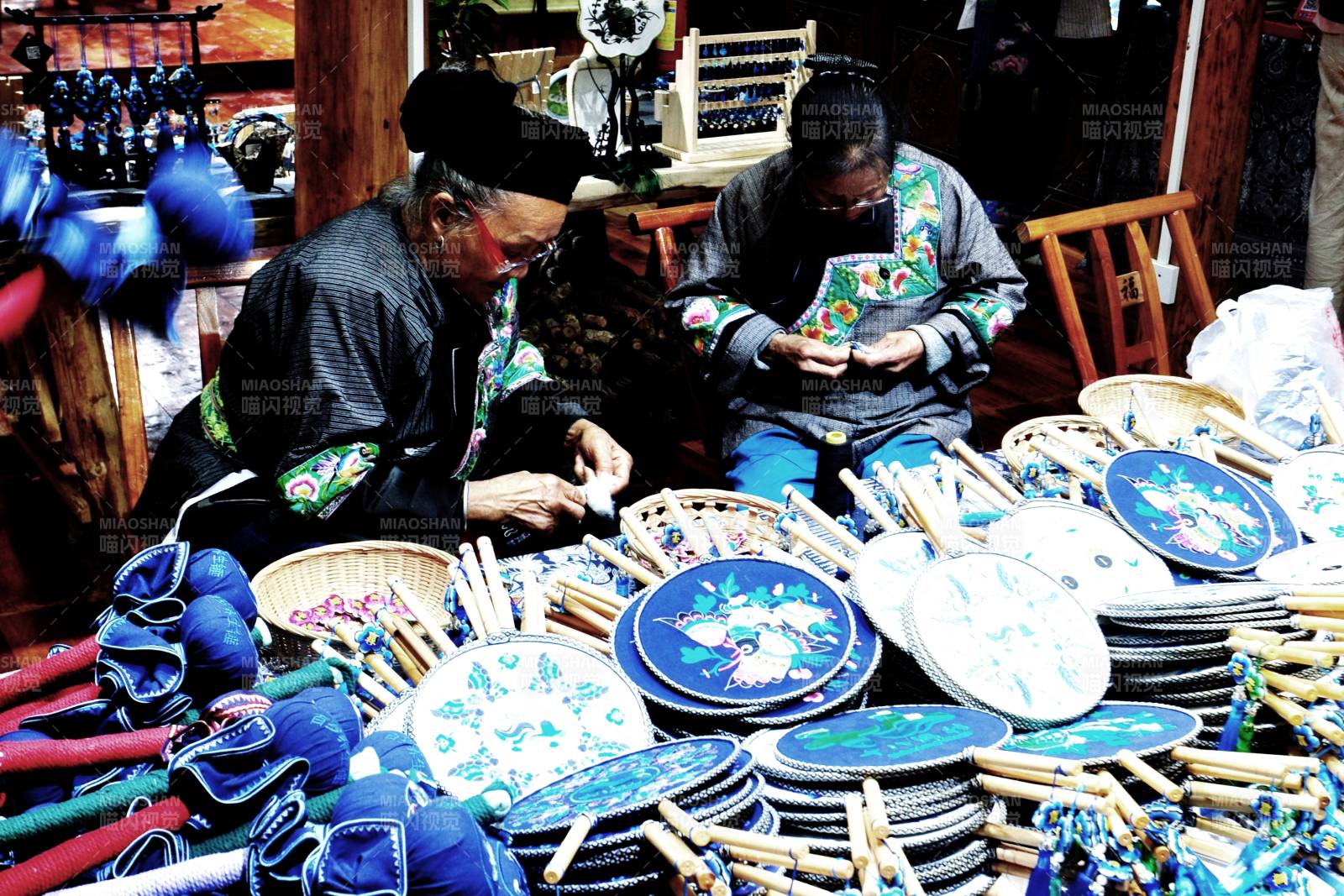 手工艺人制作扇子图片