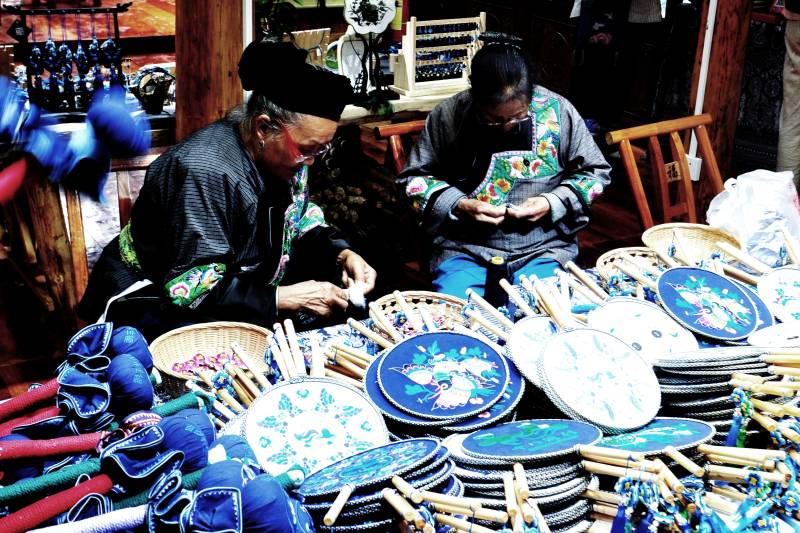 手工艺人制作扇子图片