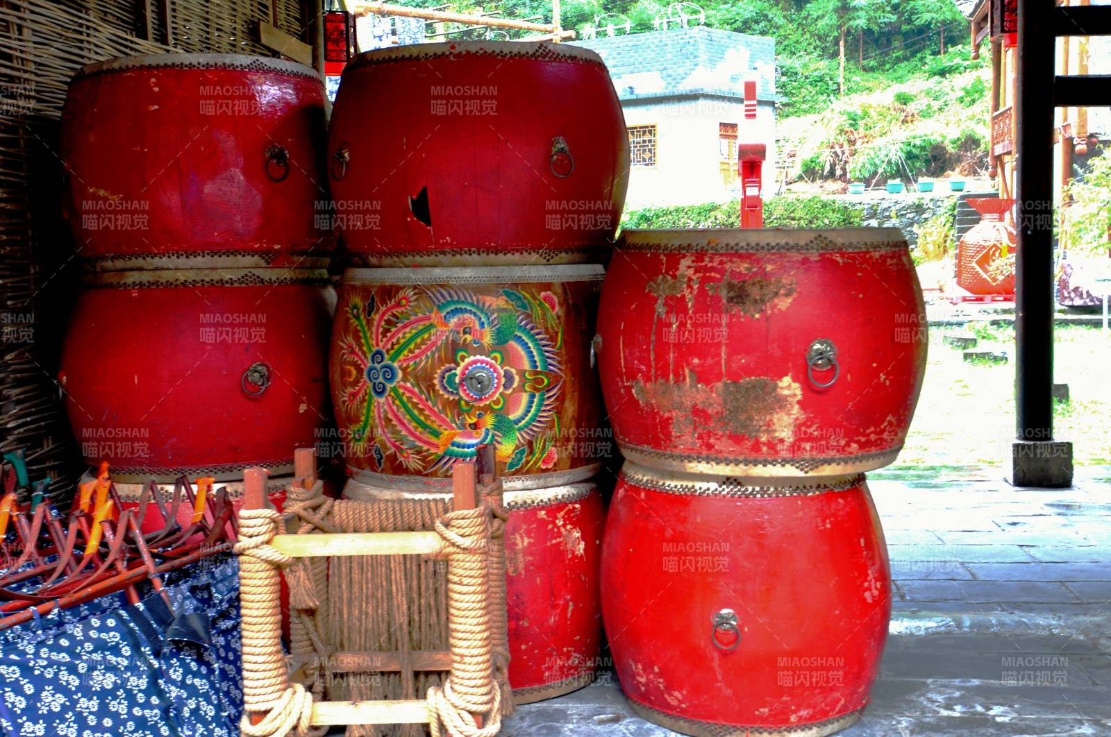 红鼓堆叠 色彩斑斓图片